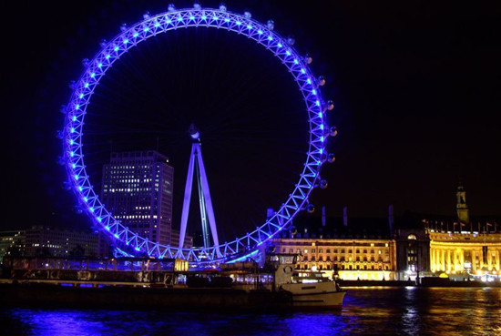 伦敦著名地标性景点伦敦眼(the london eye)巨型摩天轮在晚间一向