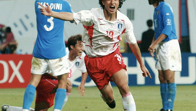 2002年韩日世界杯假球丑闻:裁判成为韩国场上