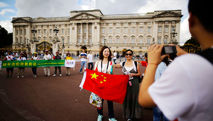 中国游客在欧洲买买买 英国看不下去了|界面新
