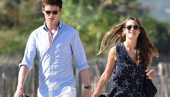 “小雀斑”与妻子汉娜结婚7月后在海滩度蜜月