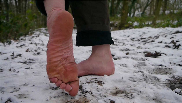 这位乌克兰汉子一直光脚走路,无论寒潮酷暑|界