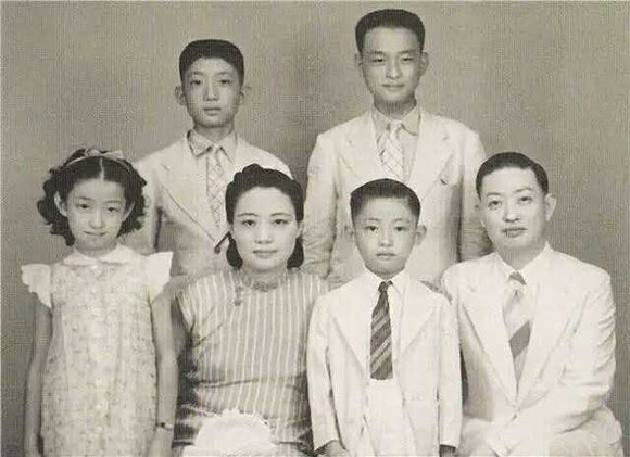 梅家四十年代全家福,前排自左至右梅葆玥,福芝芳,梅葆玖,梅兰芳,后排