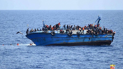 【腾讯新闻】载数百难民偷渡船在利比亚近海倾覆瞬间