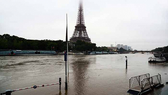 法国遭遇暴雨天气 巴黎市民也看海|界面新闻