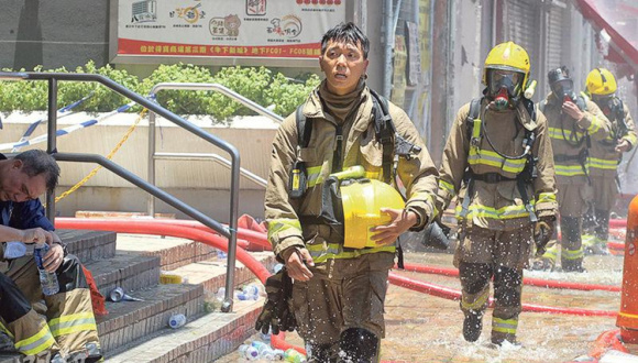 香港大火致消防员2死12伤 惨痛代价促港府加强仓库监管