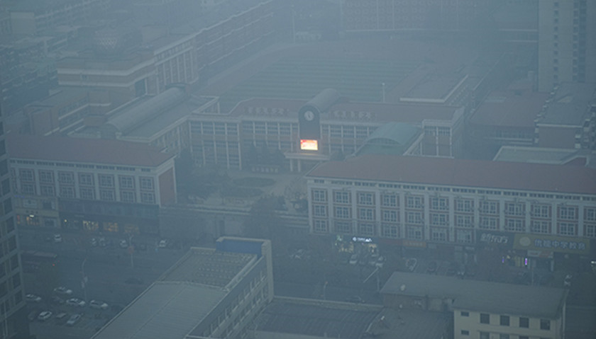 石家庄雾霾持续爆表 中小学仍在正常上课|界面