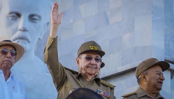古巴阅兵庆祝武装部队建立60周年 民众高呼我