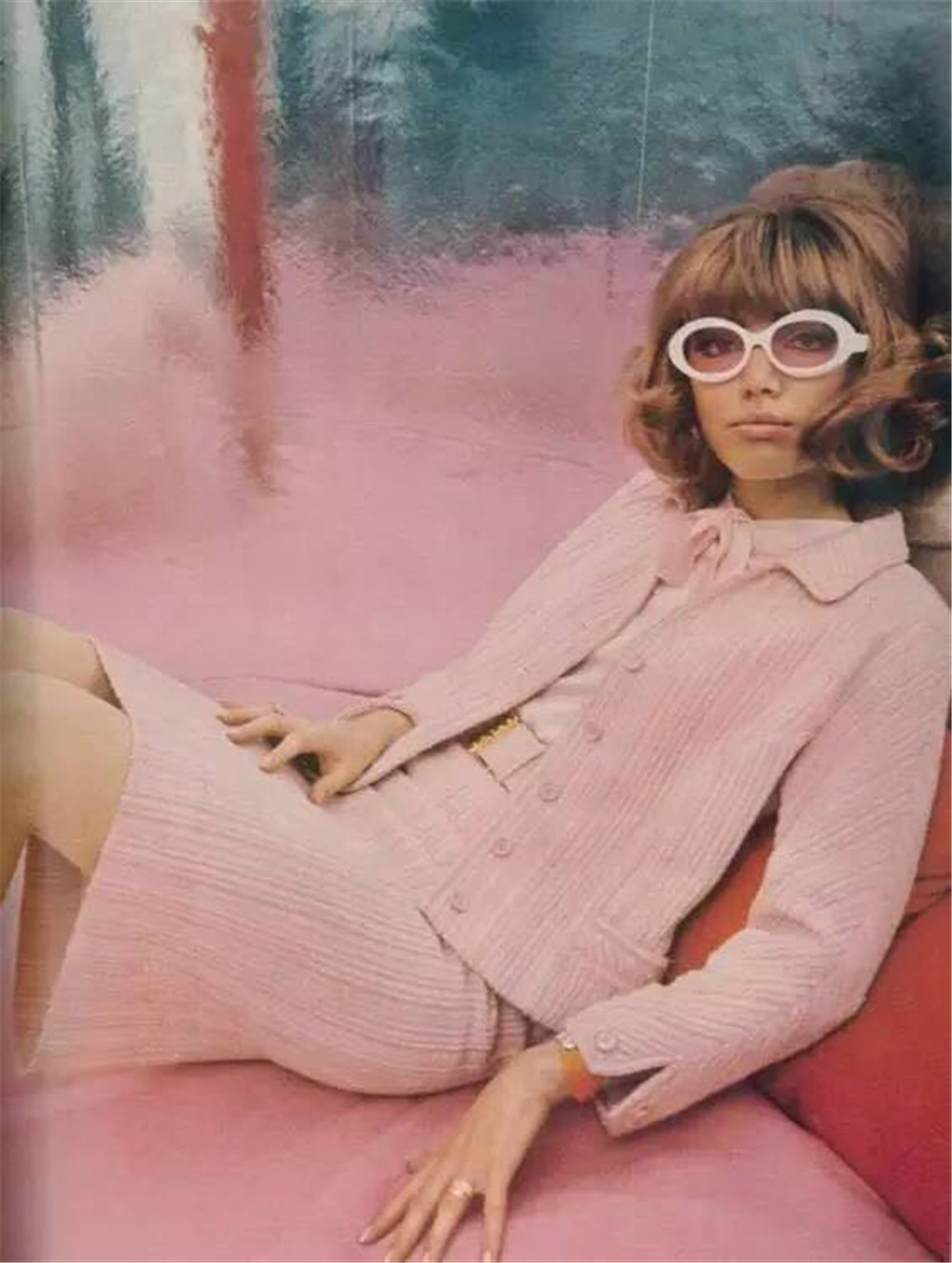 穿搭灵感 少女心的粉色近年在时装界大行其道,杰奎琳风格的粉色套装