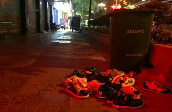 卖不掉的展示鞋,被随意丢弃,一晚上就可以堆满一个垃圾桶