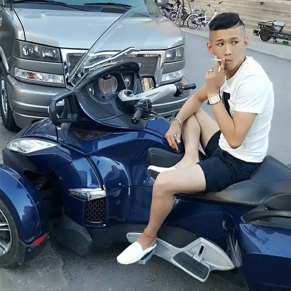 是谁给了这位喊麦之王月入百万、开豪车的资