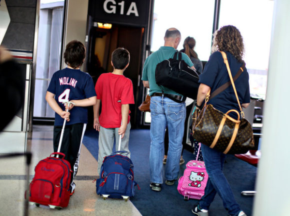 乘客准备在在伊利诺伊州芝加哥的奥黑尔国际机场登机