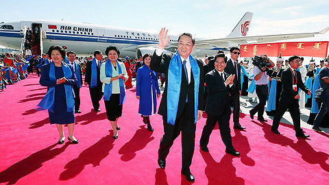 俞正声率中央代表团飞抵呼和浩特 出席内蒙古自治区成立70周年庆祝活动