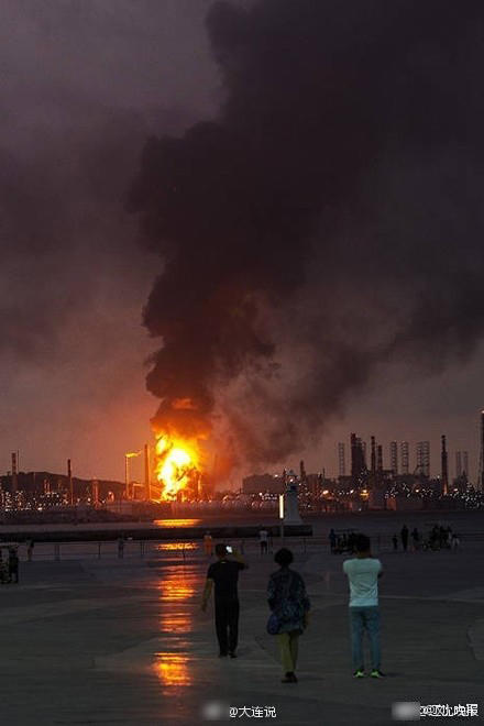 中石油大连石化公司燃料泵着火 无人员伤亡 界面新闻