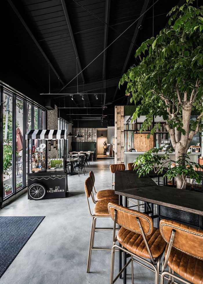 这家餐厅融入韩式咖啡馆的空间感,复古与前卫