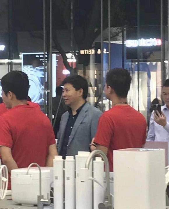 余承东现身小米深圳旗舰店 是为Huawei Store学习取经吗？