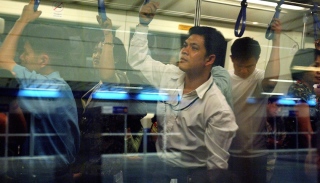 方便上班族赶时间?曼谷地铁为多载客拆坐椅引