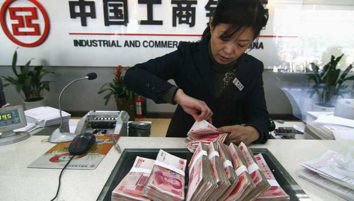 2009年11月,中国工商银行安徽阜阳市分行一储蓄所员工在点钞.