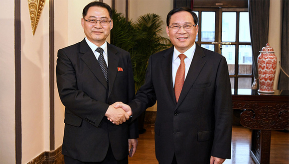 李强会见朴泰成率领的朝鲜劳动党友好参观团