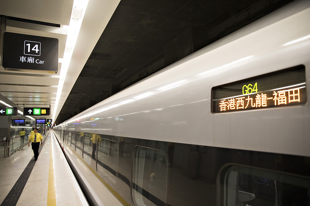 广深港高铁今日通车 香港段西九龙站迎来首批乘客