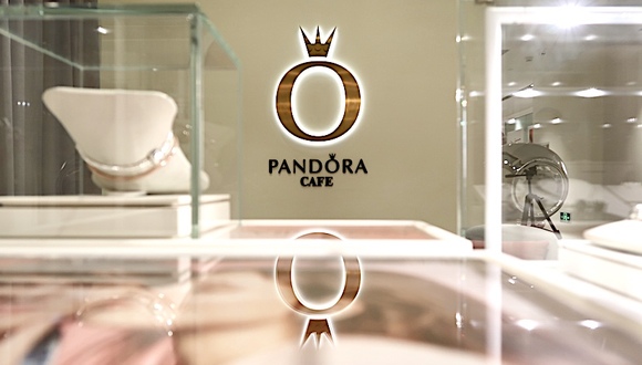 从大街上能醒目的看见一个有2层楼高的pandora标志,之前这里只有1层