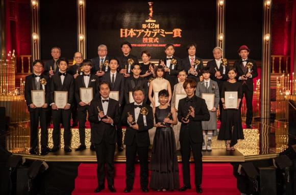 【文娱早报】《小偷家族》获八项日本电影学院奖 《超