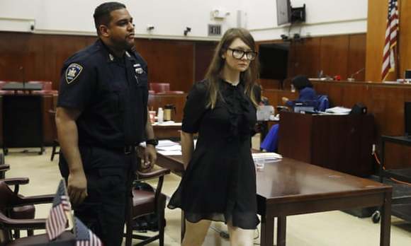自称anna delvey,安娜声称自己是德国人,有时说自己的