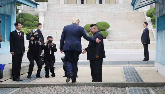 2019年6月30日,美国总统特朗普与朝鲜最高领导人金正恩在板门店短暂会