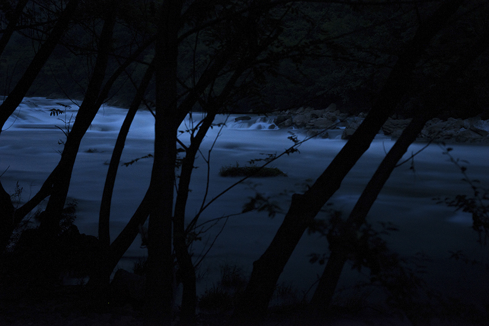 夜晚流淌的河流