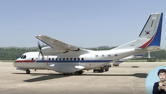 当地时间18日中午12点许,韩国总统专机"空军3号"从首尔机场起飞.