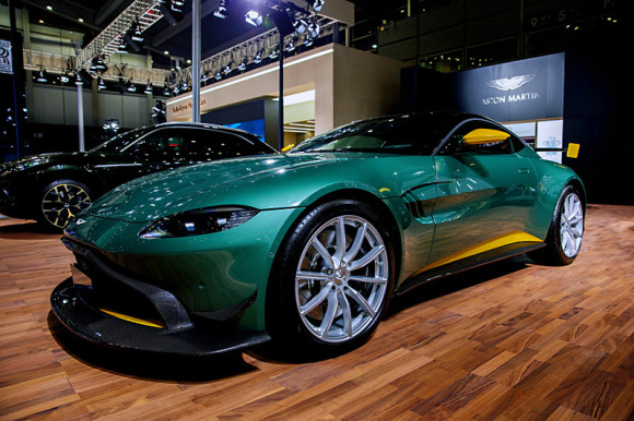 在今年粤港澳大湾区车展上,阿斯顿·马丁为旗下全系车型换上了"英伦绿