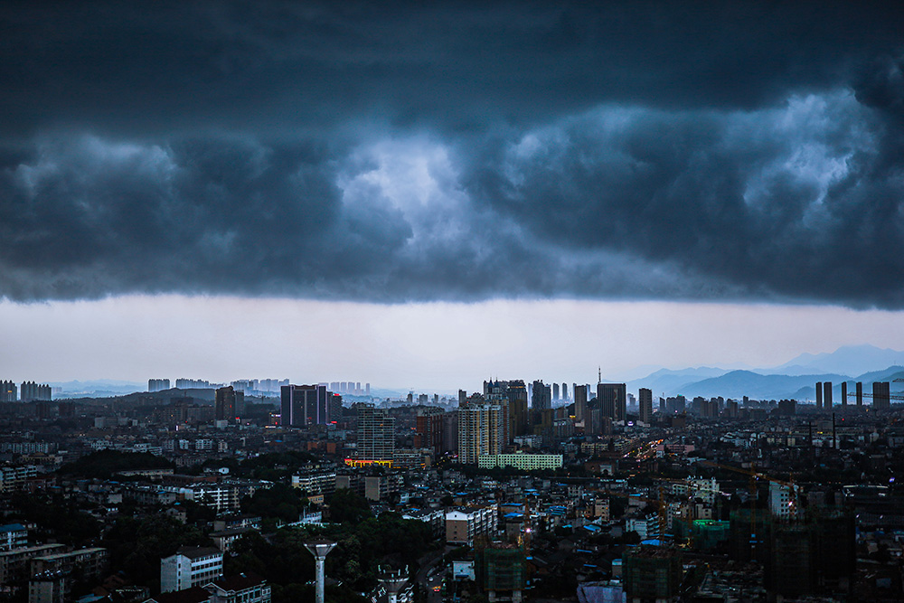 2020年6月22日,江西景德镇,暴雨来临,乌云正密布笼罩着城市.