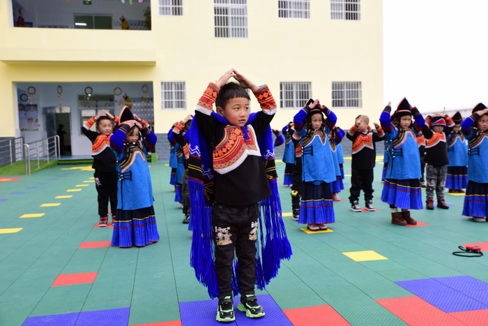 【决胜2020】昭觉县洒拉地坡乡幼儿园辅导员:学好普通话彝族孩子们才