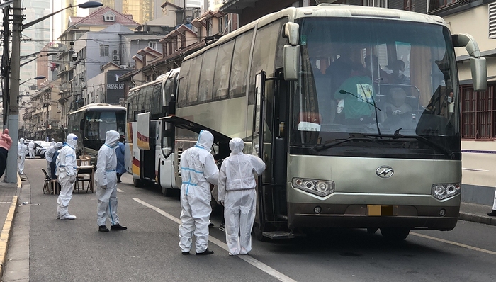 直击上海疫情中风险小区居民正转运至酒店集中隔离