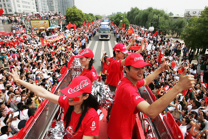 2008年5月31日,北京奥运会圣火在武汉传递,可口可乐火炬花车啦啦队也