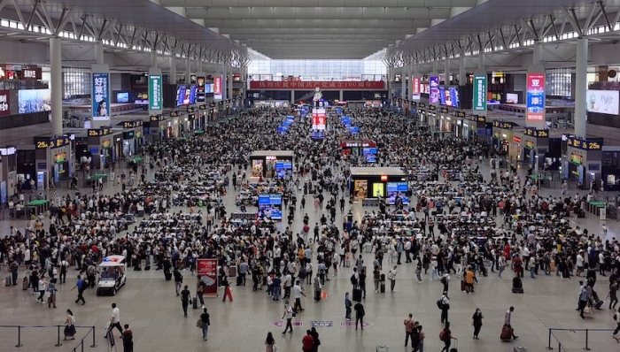 上海虹桥站候车大厅内,旅客在有序检票进站.摄影:王程伟