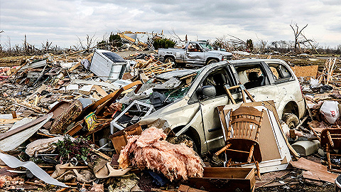 【图集】车辆报废，房屋变废墟：龙卷风袭击美国多州