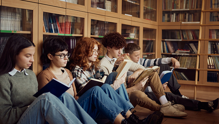 推迟“成年”：英国有超四分之一的青少年文学读者是成年人 | 文化周报