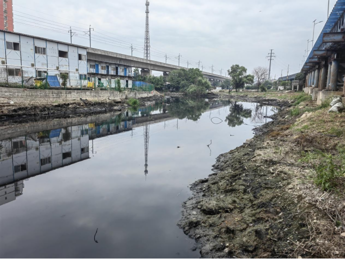 重度黑臭水体绵延3公里，湖北省部分城市落实相关整治要求不严不实|界面新闻 · 中国