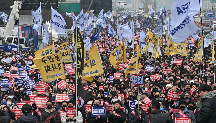 方向:广州最大助孕公司-韩国医生准备全面罢工，患者们怎么办？|界面新闻 · 天下