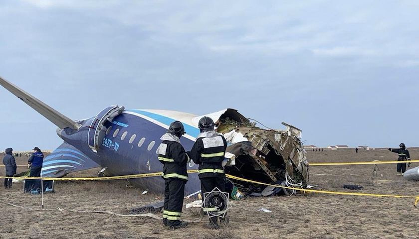 阿塞拜疆客机坠毁原因成谜，战区领空安全再次引发关注