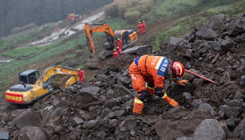 地方新闻精选 | 筠连山体滑坡存在二次垮塌风险 山东55岁交警被人驾车冲撞牺牲 · 中国