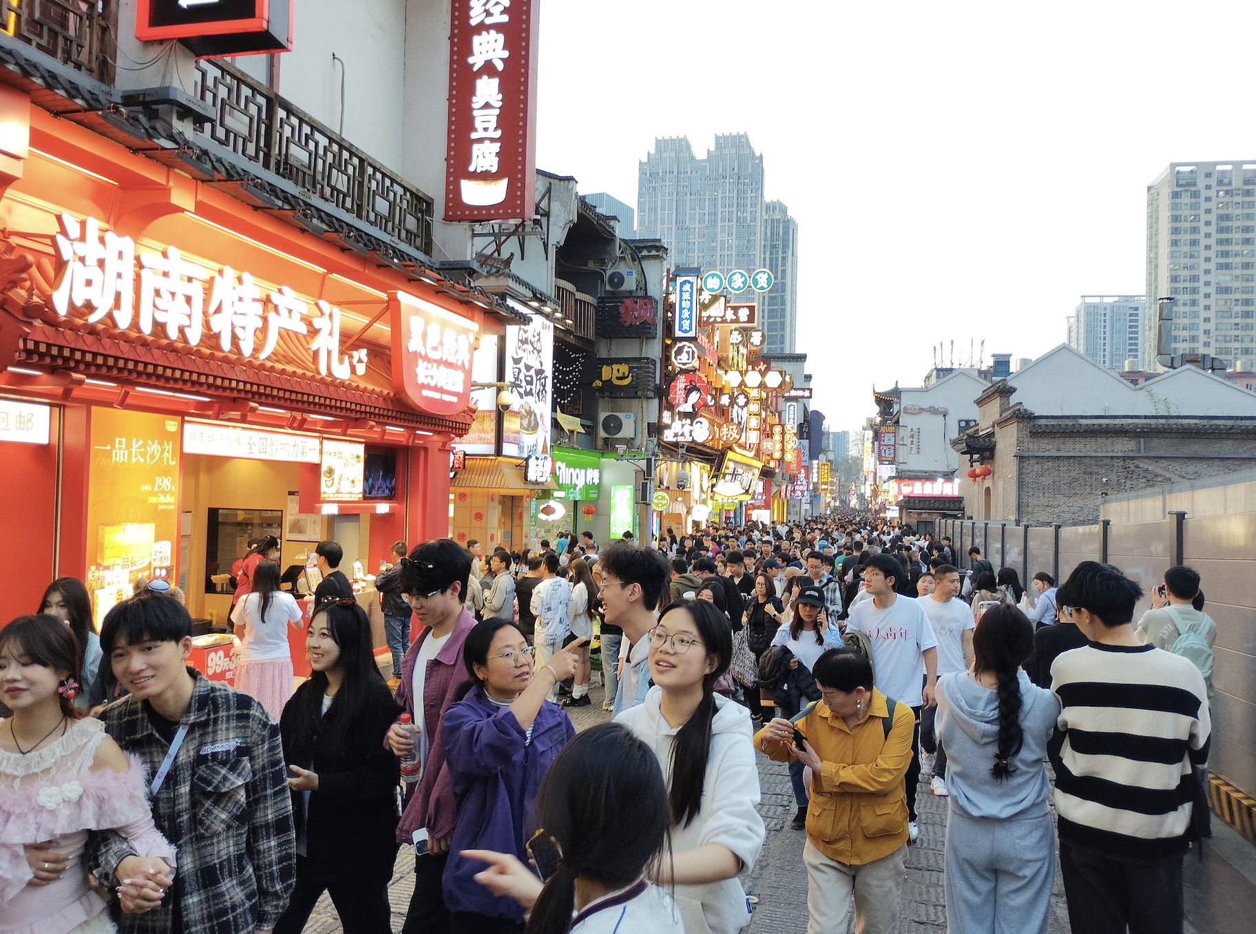 加快实施提振消费专项行动、助外贸企业拓内销，商务部回应促消费工作安排