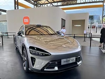 YU7标准版比SU7标准版贵2万？雷军回应|界面新闻 · 汽车