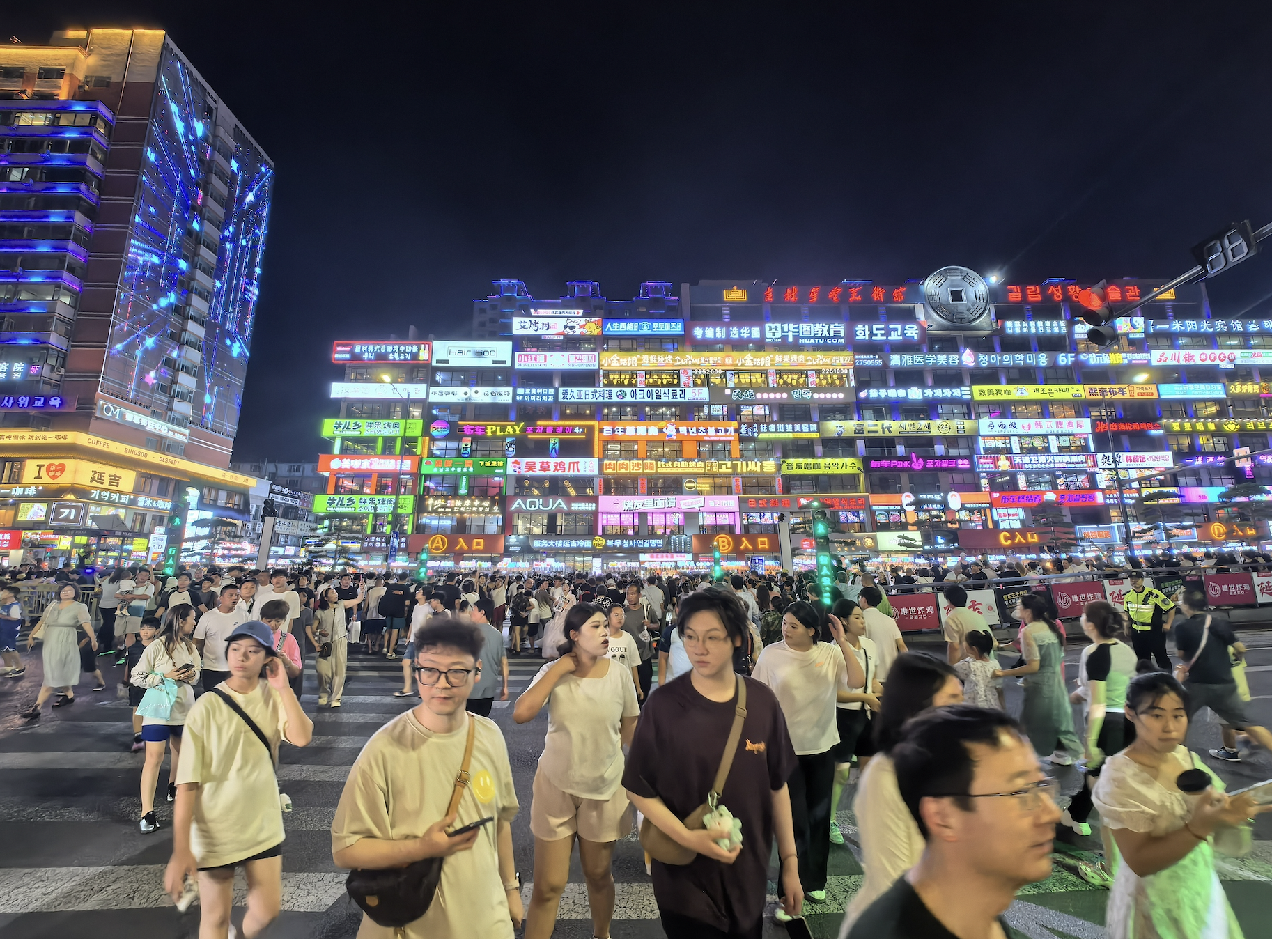 政治局会议定调促消费：扩大商品消费同时，培育服务消费新增长点