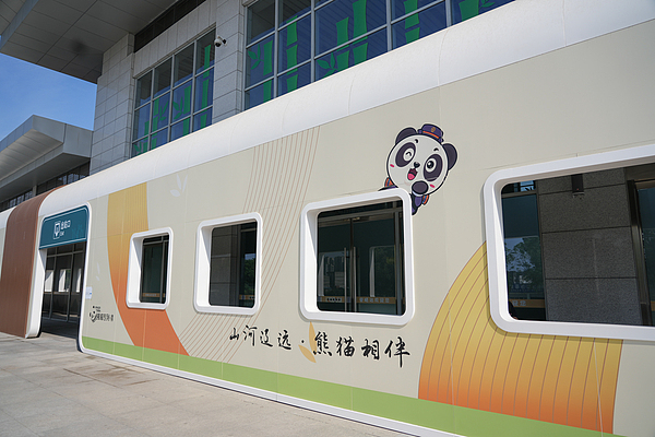 全家26人花96万坐熊猫专列，质疑餐食与宣传不符，旅行社回应