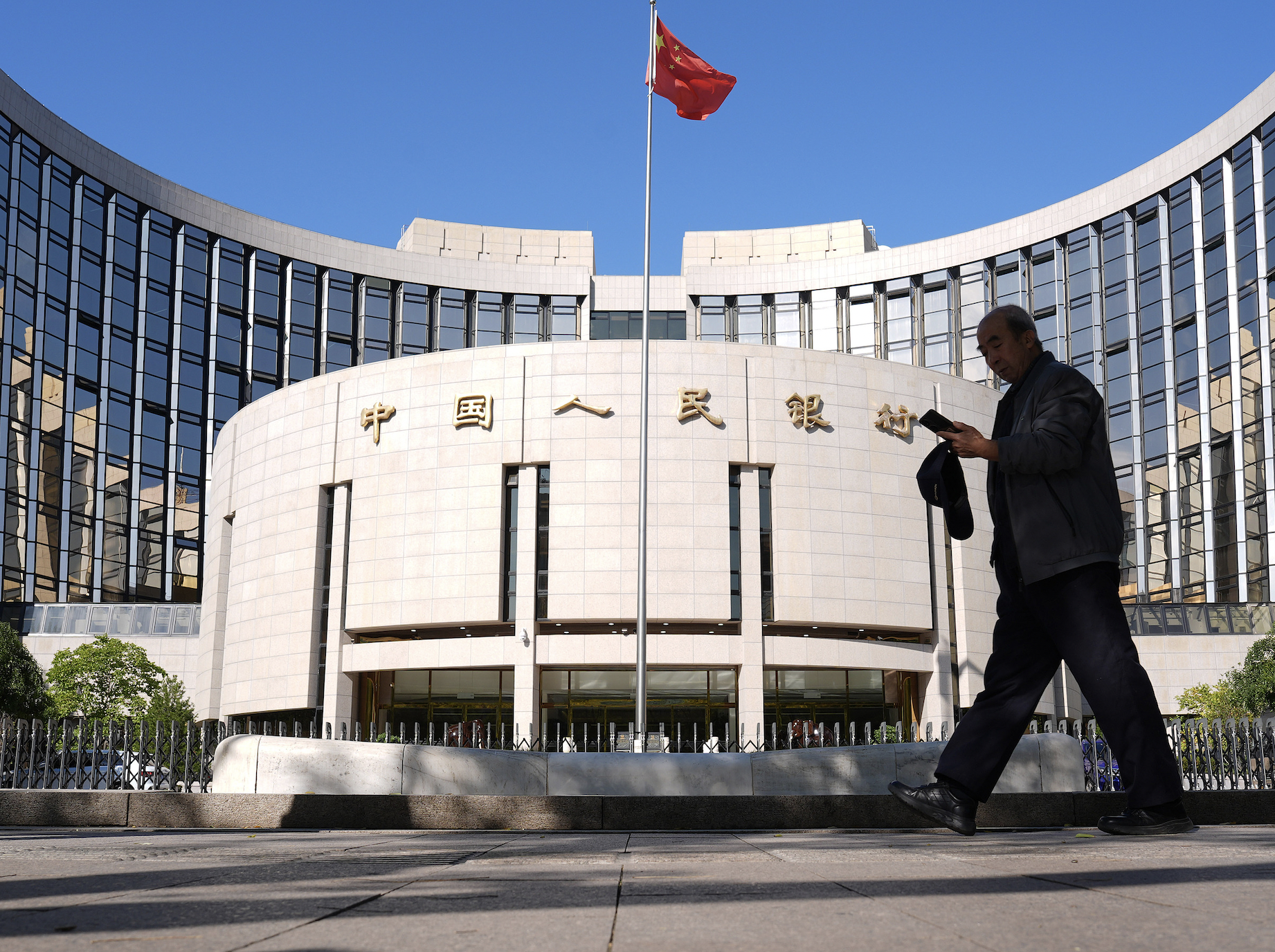 央行连续八个月加量续作MLF,持续稳定中期流动性