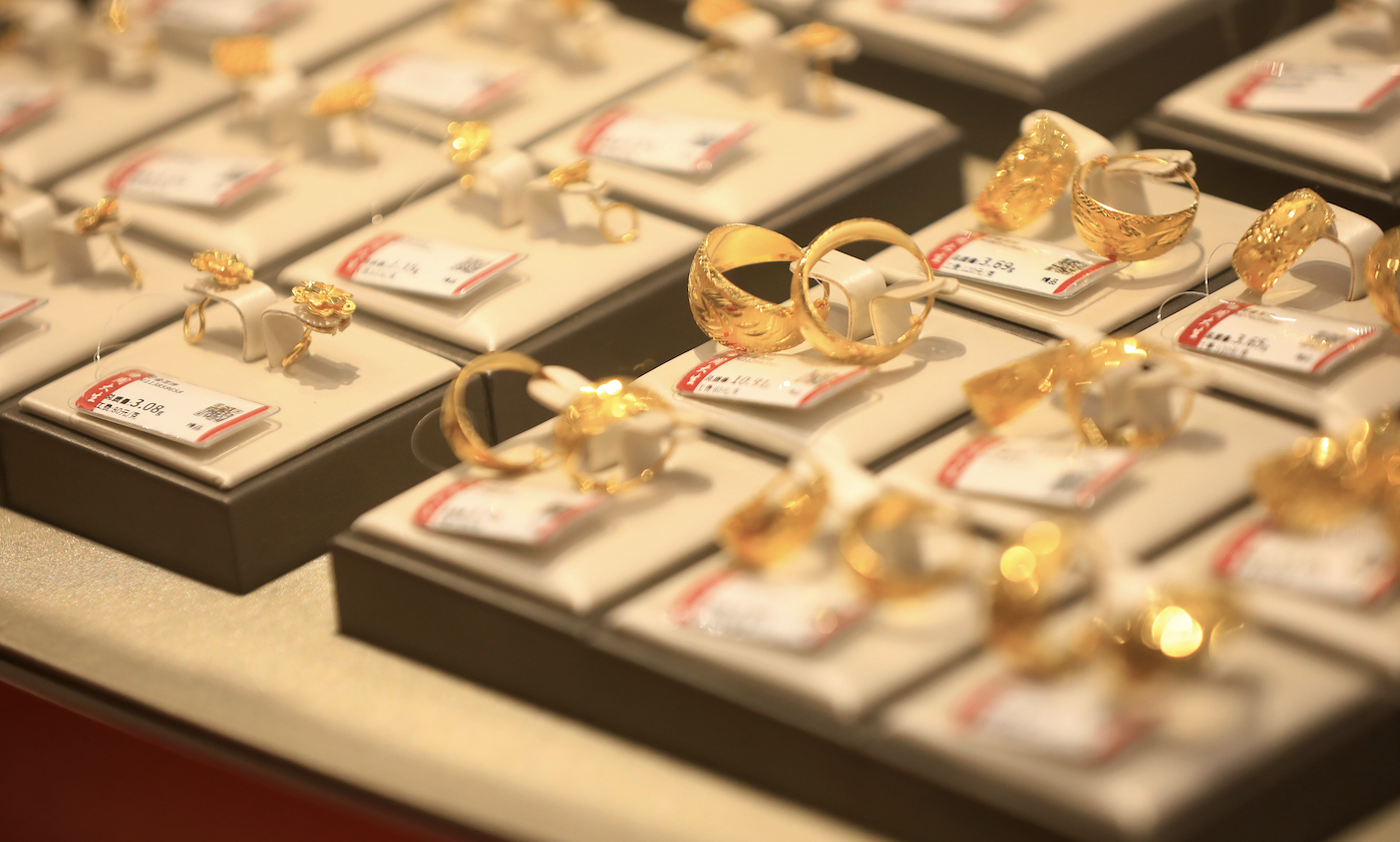 金饰克价一夜涨回1200元,国际金价结束四连跌