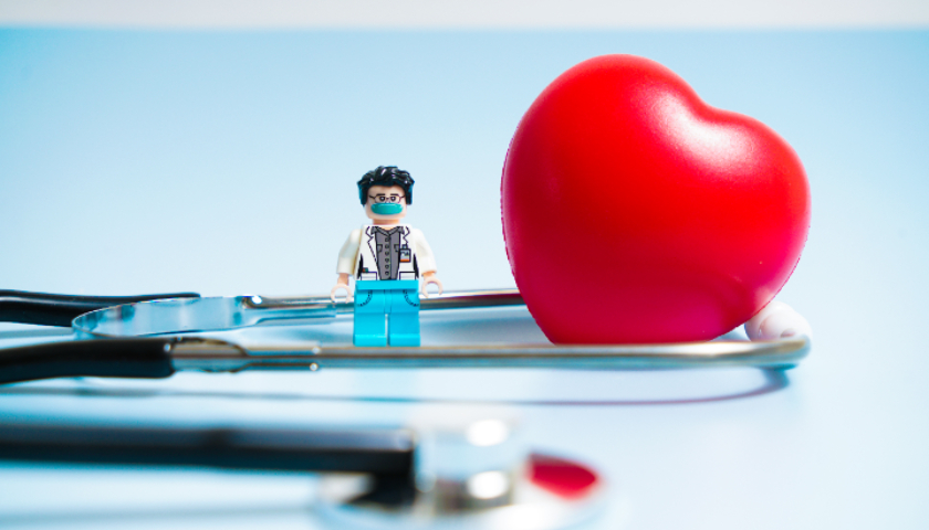 直通部委｜医务人员互联网健康科普负面清单发布 前10月货物贸易进出口同比增长3.6%