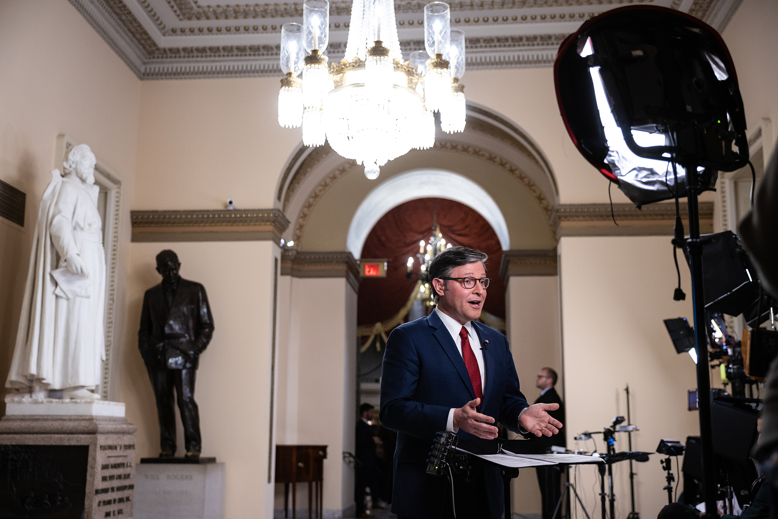 为结束停摆迈出关键一步！美参议院投票通过临时拨款法案