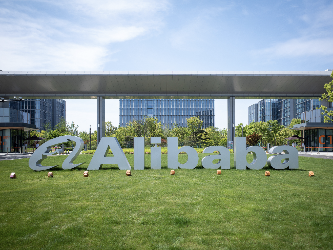 经营利润骤降85%，阿里巴巴站在了十字路口